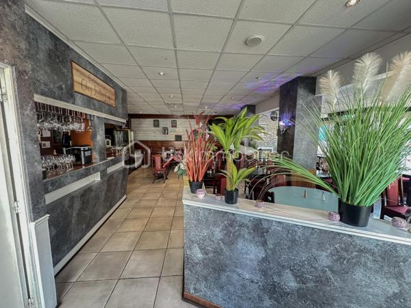 Restaurant clé en main – Excellente notoriété – Emplacement stratégique

Situé au cœur de Melun, dans un secteur dynamique bénéficiant d'un fort passage piéton, ce restaurant de restauration traditionnelle représente une opportunité rare pour un professionnel souhaitant reprendre un établissement immédiatement exploitable.
L'établissement profite d'un emplacement privilégié à seulement 500 mètres de la gare SNCF et 50 mètres du cinéma, générant un flux constant de clientèle tout au long de la journée.
Avec une note Google de 4,7/5, un bail commercial récent, un mobilier de moins de deux ans et une salle entièrement climatisée, cet établissement constitue une opportunité rare pour un restaurateur souhaitant démarrer immédiatement son activité ou développer un concept existant.

Les points forts:
✅ Emplacement stratégique en centre-ville de Melun
✅ À seulement 500 mètres de la gare SNCF
✅ À 50 mètres du cinéma
✅ Secteur commerçant à fort passage
✅ Excellente visibilité
✅ Clientèle fidèle et régulière
✅ Note Google : 4,7/5
✅ Salle entièrement climatisée
✅ Mobilier récent (moins de 2 ans)
✅ Cuisine professionnelle entièrement équipée
✅ Extraction professionnelle installée en 2024
✅ Licence III
✅ Bail commercial récent
✅ Aucun investissement majeur à prévoir

Description de l'établissement:
Le restaurant développe une surface totale d'environ 190 m², répartie comme suit :
- Rez-de-chaussée de 120 m²:
Salle de restauration 
Cuisine professionnelle entièrement équipée
Salle entièrement climatisée
Bar
Chambre froide
Réserves
Sanitaires
Capacité : 70 couverts
Terrasse : Non

- Sous-sol d'environ 70 m²:
Cave
Vestiaires
Sanitaires
Bureau

- Horaires d'ouverture:
Ouvert 7 jours sur 7
Déjeuner : 11h30 à 15h00
Dîner : 19h00 à 23h00
Une amplitude horaire permettant encore d'envisager différents axes de développement selon le projet du futur exploitant.

Bail commercial:
Bail commercial 3/6/9
Signature : 18 mars 2024
Prise d'effet : 1er avril 2024
Échéance : 31 mars 2033
Loyer : 2 300 € HT / mois
Taxe foncière : 1 800 € / an

Chiffres clés:
Chiffre d'affaires :
2023 : 166 011 €
2024 : 247 306 €
2025 : 180 483 €
Bilans comptables disponibles sur demande après un premier échange qualifié.

Charges principales:
Loyer : 2 300 € HT / mois
Taxe foncière : 1 800 € / an
Eau : environ 53 € / mois
Gaz + Électricité : environ 500 € / mois
Des charges cohérentes avec la surface et la capacité d'accueil de l'établissement.

Matériel inclus dans la vente:
Le fonds est cédé avec l'ensemble de son matériel professionnel, permettant une reprise immédiate de l'activité.
Salle
Mobilier récent (moins de 2 ans)
Tables
Chaises
2 climatiseurs
4 réfrigérateurs à boissons
Machine à glaçons
Lave-verres
Desserte de service
Cuisine
Piano professionnel 4 feux avec four
Plancha
2 friteuses
Lave-vaisselle professionnel
Grand réfrigérateur inox
Petit réfrigérateur
Chambre froide
Extraction professionnelle installée en 2024
2 tables inox
3 micro-ondes
Ensemble complet d'ustensiles professionnels
Sonorisation
2 enceintes professionnelles
Table de mixage
Un fort potentiel de développement

- Le restaurant dispose encore de nombreuses possibilités d'évolution :
Développer la vente à emporter
Développer la livraison (Uber Eats, Deliveroo...)
Mettre en place une activité traiteur
Organiser des soirées à thème (Des soirées spéciales fin d'année sont déjà organisées depuis 2 ans)
Privatiser l'établissement pour des événements
Renforcer la communication digitale
Optimiser le ticket moyen

- Pourquoi investir ?
✔ Emplacement recherché en cœur de ville
✔ Flux piéton important
✔ Établissement reconnu localement
✔ Clientèle fidélisée
✔ Excellente réputation (4,7/5 Google)
✔ Salle climatisée
✔ Mobilier récent
✔ Cuisine professionnelle complète
✔ Bail récent offrant une visibilité à long terme
✔ Aucun investissement important à prévoir
✔ Outil de travail immédiatement opérationnel

Prix de vente:
145 900 € Honoraires d'agence inclus

Dossier complet (bilans, bail commercial, inventaire du matériel et informations complémentaires) disponible sur demande après étude du projet de reprise.

Visites exclusivement sur rendez-vous afin de préserver la confidentialité de l'exploitation.

Une opportunité rare à Melun
Cet établissement réunit tous les critères recherchés par un repreneur : un emplacement de premier ordre, une excellente réputation, un outil de travail moderne et parfaitement entretenu, ainsi qu'un fort potentiel de développement.
Que vous soyez restaurateur expérimenté, entrepreneur ou investisseur souhaitant développer une activité de restauration, ce fonds de commerce vous permettra de démarrer immédiatement dans des conditions optimales.