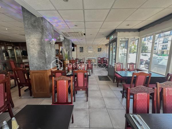 Restaurant clé en main – Excellente notoriété – Emplacement stratégique

Situé au cœur de Melun, dans un secteur dynamique bénéficiant d'un fort passage piéton, ce restaurant de restauration traditionnelle représente une opportunité rare pour un professionnel souhaitant reprendre un établissement immédiatement exploitable.
L'établissement profite d'un emplacement privilégié à seulement 500 mètres de la gare SNCF et 50 mètres du cinéma, générant un flux constant de clientèle tout au long de la journée.
Avec une note Google de 4,7/5, un bail commercial récent, un mobilier de moins de deux ans et une salle entièrement climatisée, cet établissement constitue une opportunité rare pour un restaurateur souhaitant démarrer immédiatement son activité ou développer un concept existant.

Les points forts:
✅ Emplacement stratégique en centre-ville de Melun
✅ À seulement 500 mètres de la gare SNCF
✅ À 50 mètres du cinéma
✅ Secteur commerçant à fort passage
✅ Excellente visibilité
✅ Clientèle fidèle et régulière
✅ Note Google : 4,7/5
✅ Salle entièrement climatisée
✅ Mobilier récent (moins de 2 ans)
✅ Cuisine professionnelle entièrement équipée
✅ Extraction professionnelle installée en 2024
✅ Licence III
✅ Bail commercial récent
✅ Aucun investissement majeur à prévoir

Description de l'établissement:
Le restaurant développe une surface totale d'environ 190 m², répartie comme suit :
- Rez-de-chaussée de 120 m²:
Salle de restauration 
Cuisine professionnelle entièrement équipée
Salle entièrement climatisée
Bar
Chambre froide
Réserves
Sanitaires
Capacité : 70 couverts
Terrasse : Non

- Sous-sol d'environ 70 m²:
Cave
Vestiaires
Sanitaires
Bureau

- Horaires d'ouverture:
Ouvert 7 jours sur 7
Déjeuner : 11h30 à 15h00
Dîner : 19h00 à 23h00
Une amplitude horaire permettant encore d'envisager différents axes de développement selon le projet du futur exploitant.

Bail commercial:
Bail commercial 3/6/9
Signature : 18 mars 2024
Prise d'effet : 1er avril 2024
Échéance : 31 mars 2033
Loyer : 2 300 € HT / mois
Taxe foncière : 1 800 € / an

Chiffres clés:
Chiffre d'affaires :
2023 : 166 011 €
2024 : 247 306 €
2025 : 180 483 €
Bilans comptables disponibles sur demande après un premier échange qualifié.

Charges principales:
Loyer : 2 300 € HT / mois
Taxe foncière : 1 800 € / an
Eau : environ 53 € / mois
Gaz + Électricité : environ 500 € / mois
Des charges cohérentes avec la surface et la capacité d'accueil de l'établissement.

Matériel inclus dans la vente:
Le fonds est cédé avec l'ensemble de son matériel professionnel, permettant une reprise immédiate de l'activité.
Salle
Mobilier récent (moins de 2 ans)
Tables
Chaises
2 climatiseurs
4 réfrigérateurs à boissons
Machine à glaçons
Lave-verres
Desserte de service
Cuisine
Piano professionnel 4 feux avec four
Plancha
2 friteuses
Lave-vaisselle professionnel
Grand réfrigérateur inox
Petit réfrigérateur
Chambre froide
Extraction professionnelle installée en 2024
2 tables inox
3 micro-ondes
Ensemble complet d'ustensiles professionnels
Sonorisation
2 enceintes professionnelles
Table de mixage
Un fort potentiel de développement

- Le restaurant dispose encore de nombreuses possibilités d'évolution :
Développer la vente à emporter
Développer la livraison (Uber Eats, Deliveroo...)
Mettre en place une activité traiteur
Organiser des soirées à thème (Des soirées spéciales fin d'année sont déjà organisées depuis 2 ans)
Privatiser l'établissement pour des événements
Renforcer la communication digitale
Optimiser le ticket moyen

- Pourquoi investir ?
✔ Emplacement recherché en cœur de ville
✔ Flux piéton important
✔ Établissement reconnu localement
✔ Clientèle fidélisée
✔ Excellente réputation (4,7/5 Google)
✔ Salle climatisée
✔ Mobilier récent
✔ Cuisine professionnelle complète
✔ Bail récent offrant une visibilité à long terme
✔ Aucun investissement important à prévoir
✔ Outil de travail immédiatement opérationnel

Prix de vente:
145 900 € Honoraires d'agence inclus

Dossier complet (bilans, bail commercial, inventaire du matériel et informations complémentaires) disponible sur demande après étude du projet de reprise.

Visites exclusivement sur rendez-vous afin de préserver la confidentialité de l'exploitation.

Une opportunité rare à Melun
Cet établissement réunit tous les critères recherchés par un repreneur : un emplacement de premier ordre, une excellente réputation, un outil de travail moderne et parfaitement entretenu, ainsi qu'un fort potentiel de développement.
Que vous soyez restaurateur expérimenté, entrepreneur ou investisseur souhaitant développer une activité de restauration, ce fonds de commerce vous permettra de démarrer immédiatement dans des conditions optimales.