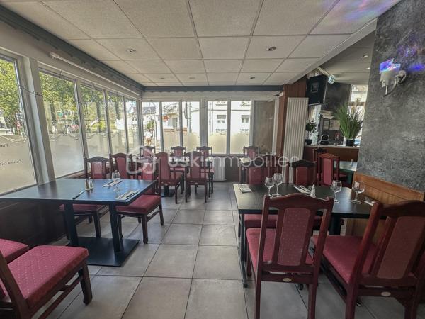 Restaurant clé en main – Excellente notoriété – Emplacement stratégique

Situé au cœur de Melun, dans un secteur dynamique bénéficiant d'un fort passage piéton, ce restaurant de restauration traditionnelle représente une opportunité rare pour un professionnel souhaitant reprendre un établissement immédiatement exploitable.
L'établissement profite d'un emplacement privilégié à seulement 500 mètres de la gare SNCF et 50 mètres du cinéma, générant un flux constant de clientèle tout au long de la journée.
Avec une note Google de 4,7/5, un bail commercial récent, un mobilier de moins de deux ans et une salle entièrement climatisée, cet établissement constitue une opportunité rare pour un restaurateur souhaitant démarrer immédiatement son activité ou développer un concept existant.

Les points forts:
✅ Emplacement stratégique en centre-ville de Melun
✅ À seulement 500 mètres de la gare SNCF
✅ À 50 mètres du cinéma
✅ Secteur commerçant à fort passage
✅ Excellente visibilité
✅ Clientèle fidèle et régulière
✅ Note Google : 4,7/5
✅ Salle entièrement climatisée
✅ Mobilier récent (moins de 2 ans)
✅ Cuisine professionnelle entièrement équipée
✅ Extraction professionnelle installée en 2024
✅ Licence III
✅ Bail commercial récent
✅ Aucun investissement majeur à prévoir

Description de l'établissement:
Le restaurant développe une surface totale d'environ 190 m², répartie comme suit :
- Rez-de-chaussée de 120 m²:
Salle de restauration 
Cuisine professionnelle entièrement équipée
Salle entièrement climatisée
Bar
Chambre froide
Réserves
Sanitaires
Capacité : 70 couverts
Terrasse : Non

- Sous-sol d'environ 70 m²:
Cave
Vestiaires
Sanitaires
Bureau

- Horaires d'ouverture:
Ouvert 7 jours sur 7
Déjeuner : 11h30 à 15h00
Dîner : 19h00 à 23h00
Une amplitude horaire permettant encore d'envisager différents axes de développement selon le projet du futur exploitant.

Bail commercial:
Bail commercial 3/6/9
Signature : 18 mars 2024
Prise d'effet : 1er avril 2024
Échéance : 31 mars 2033
Loyer : 2 300 € HT / mois
Taxe foncière : 1 800 € / an

Chiffres clés:
Chiffre d'affaires :
2023 : 166 011 €
2024 : 247 306 €
2025 : 180 483 €
Bilans comptables disponibles sur demande après un premier échange qualifié.

Charges principales:
Loyer : 2 300 € HT / mois
Taxe foncière : 1 800 € / an
Eau : environ 53 € / mois
Gaz + Électricité : environ 500 € / mois
Des charges cohérentes avec la surface et la capacité d'accueil de l'établissement.

Matériel inclus dans la vente:
Le fonds est cédé avec l'ensemble de son matériel professionnel, permettant une reprise immédiate de l'activité.
Salle
Mobilier récent (moins de 2 ans)
Tables
Chaises
2 climatiseurs
4 réfrigérateurs à boissons
Machine à glaçons
Lave-verres
Desserte de service
Cuisine
Piano professionnel 4 feux avec four
Plancha
2 friteuses
Lave-vaisselle professionnel
Grand réfrigérateur inox
Petit réfrigérateur
Chambre froide
Extraction professionnelle installée en 2024
2 tables inox
3 micro-ondes
Ensemble complet d'ustensiles professionnels
Sonorisation
2 enceintes professionnelles
Table de mixage
Un fort potentiel de développement

- Le restaurant dispose encore de nombreuses possibilités d'évolution :
Développer la vente à emporter
Développer la livraison (Uber Eats, Deliveroo...)
Mettre en place une activité traiteur
Organiser des soirées à thème (Des soirées spéciales fin d'année sont déjà organisées depuis 2 ans)
Privatiser l'établissement pour des événements
Renforcer la communication digitale
Optimiser le ticket moyen

- Pourquoi investir ?
✔ Emplacement recherché en cœur de ville
✔ Flux piéton important
✔ Établissement reconnu localement
✔ Clientèle fidélisée
✔ Excellente réputation (4,7/5 Google)
✔ Salle climatisée
✔ Mobilier récent
✔ Cuisine professionnelle complète
✔ Bail récent offrant une visibilité à long terme
✔ Aucun investissement important à prévoir
✔ Outil de travail immédiatement opérationnel

Prix de vente:
145 900 € Honoraires d'agence inclus

Dossier complet (bilans, bail commercial, inventaire du matériel et informations complémentaires) disponible sur demande après étude du projet de reprise.

Visites exclusivement sur rendez-vous afin de préserver la confidentialité de l'exploitation.

Une opportunité rare à Melun
Cet établissement réunit tous les critères recherchés par un repreneur : un emplacement de premier ordre, une excellente réputation, un outil de travail moderne et parfaitement entretenu, ainsi qu'un fort potentiel de développement.
Que vous soyez restaurateur expérimenté, entrepreneur ou investisseur souhaitant développer une activité de restauration, ce fonds de commerce vous permettra de démarrer immédiatement dans des conditions optimales.