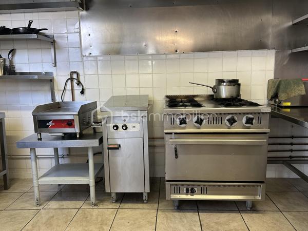 Restaurant clé en main – Excellente notoriété – Emplacement stratégique

Situé au cœur de Melun, dans un secteur dynamique bénéficiant d'un fort passage piéton, ce restaurant de restauration traditionnelle représente une opportunité rare pour un professionnel souhaitant reprendre un établissement immédiatement exploitable.
L'établissement profite d'un emplacement privilégié à seulement 500 mètres de la gare SNCF et 50 mètres du cinéma, générant un flux constant de clientèle tout au long de la journée.
Avec une note Google de 4,7/5, un bail commercial récent, un mobilier de moins de deux ans et une salle entièrement climatisée, cet établissement constitue une opportunité rare pour un restaurateur souhaitant démarrer immédiatement son activité ou développer un concept existant.

Les points forts:
✅ Emplacement stratégique en centre-ville de Melun
✅ À seulement 500 mètres de la gare SNCF
✅ À 50 mètres du cinéma
✅ Secteur commerçant à fort passage
✅ Excellente visibilité
✅ Clientèle fidèle et régulière
✅ Note Google : 4,7/5
✅ Salle entièrement climatisée
✅ Mobilier récent (moins de 2 ans)
✅ Cuisine professionnelle entièrement équipée
✅ Extraction professionnelle installée en 2024
✅ Licence III
✅ Bail commercial récent
✅ Aucun investissement majeur à prévoir

Description de l'établissement:
Le restaurant développe une surface totale d'environ 190 m², répartie comme suit :
- Rez-de-chaussée de 120 m²:
Salle de restauration 
Cuisine professionnelle entièrement équipée
Salle entièrement climatisée
Bar
Chambre froide
Réserves
Sanitaires
Capacité : 70 couverts
Terrasse : Non

- Sous-sol d'environ 70 m²:
Cave
Vestiaires
Sanitaires
Bureau

- Horaires d'ouverture:
Ouvert 7 jours sur 7
Déjeuner : 11h30 à 15h00
Dîner : 19h00 à 23h00
Une amplitude horaire permettant encore d'envisager différents axes de développement selon le projet du futur exploitant.

Bail commercial:
Bail commercial 3/6/9
Signature : 18 mars 2024
Prise d'effet : 1er avril 2024
Échéance : 31 mars 2033
Loyer : 2 300 € HT / mois
Taxe foncière : 1 800 € / an

Chiffres clés:
Chiffre d'affaires :
2023 : 166 011 €
2024 : 247 306 €
2025 : 180 483 €
Bilans comptables disponibles sur demande après un premier échange qualifié.

Charges principales:
Loyer : 2 300 € HT / mois
Taxe foncière : 1 800 € / an
Eau : environ 53 € / mois
Gaz + Électricité : environ 500 € / mois
Des charges cohérentes avec la surface et la capacité d'accueil de l'établissement.

Matériel inclus dans la vente:
Le fonds est cédé avec l'ensemble de son matériel professionnel, permettant une reprise immédiate de l'activité.
Salle
Mobilier récent (moins de 2 ans)
Tables
Chaises
2 climatiseurs
4 réfrigérateurs à boissons
Machine à glaçons
Lave-verres
Desserte de service
Cuisine
Piano professionnel 4 feux avec four
Plancha
2 friteuses
Lave-vaisselle professionnel
Grand réfrigérateur inox
Petit réfrigérateur
Chambre froide
Extraction professionnelle installée en 2024
2 tables inox
3 micro-ondes
Ensemble complet d'ustensiles professionnels
Sonorisation
2 enceintes professionnelles
Table de mixage
Un fort potentiel de développement

- Le restaurant dispose encore de nombreuses possibilités d'évolution :
Développer la vente à emporter
Développer la livraison (Uber Eats, Deliveroo...)
Mettre en place une activité traiteur
Organiser des soirées à thème (Des soirées spéciales fin d'année sont déjà organisées depuis 2 ans)
Privatiser l'établissement pour des événements
Renforcer la communication digitale
Optimiser le ticket moyen

- Pourquoi investir ?
✔ Emplacement recherché en cœur de ville
✔ Flux piéton important
✔ Établissement reconnu localement
✔ Clientèle fidélisée
✔ Excellente réputation (4,7/5 Google)
✔ Salle climatisée
✔ Mobilier récent
✔ Cuisine professionnelle complète
✔ Bail récent offrant une visibilité à long terme
✔ Aucun investissement important à prévoir
✔ Outil de travail immédiatement opérationnel

Prix de vente:
145 900 € Honoraires d'agence inclus

Dossier complet (bilans, bail commercial, inventaire du matériel et informations complémentaires) disponible sur demande après étude du projet de reprise.

Visites exclusivement sur rendez-vous afin de préserver la confidentialité de l'exploitation.

Une opportunité rare à Melun
Cet établissement réunit tous les critères recherchés par un repreneur : un emplacement de premier ordre, une excellente réputation, un outil de travail moderne et parfaitement entretenu, ainsi qu'un fort potentiel de développement.
Que vous soyez restaurateur expérimenté, entrepreneur ou investisseur souhaitant développer une activité de restauration, ce fonds de commerce vous permettra de démarrer immédiatement dans des conditions optimales.
