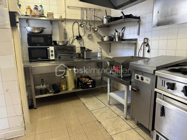 Restaurant clé en main – Excellente notoriété – Emplacement stratégique

Situé au cœur de Melun, dans un secteur dynamique bénéficiant d'un fort passage piéton, ce restaurant de restauration traditionnelle représente une opportunité rare pour un professionnel souhaitant reprendre un établissement immédiatement exploitable.
L'établissement profite d'un emplacement privilégié à seulement 500 mètres de la gare SNCF et 50 mètres du cinéma, générant un flux constant de clientèle tout au long de la journée.
Avec une note Google de 4,7/5, un bail commercial récent, un mobilier de moins de deux ans et une salle entièrement climatisée, cet établissement constitue une opportunité rare pour un restaurateur souhaitant démarrer immédiatement son activité ou développer un concept existant.

Les points forts:
✅ Emplacement stratégique en centre-ville de Melun
✅ À seulement 500 mètres de la gare SNCF
✅ À 50 mètres du cinéma
✅ Secteur commerçant à fort passage
✅ Excellente visibilité
✅ Clientèle fidèle et régulière
✅ Note Google : 4,7/5
✅ Salle entièrement climatisée
✅ Mobilier récent (moins de 2 ans)
✅ Cuisine professionnelle entièrement équipée
✅ Extraction professionnelle installée en 2024
✅ Licence III
✅ Bail commercial récent
✅ Aucun investissement majeur à prévoir

Description de l'établissement:
Le restaurant développe une surface totale d'environ 190 m², répartie comme suit :
- Rez-de-chaussée de 120 m²:
Salle de restauration 
Cuisine professionnelle entièrement équipée
Salle entièrement climatisée
Bar
Chambre froide
Réserves
Sanitaires
Capacité : 70 couverts
Terrasse : Non

- Sous-sol d'environ 70 m²:
Cave
Vestiaires
Sanitaires
Bureau

- Horaires d'ouverture:
Ouvert 7 jours sur 7
Déjeuner : 11h30 à 15h00
Dîner : 19h00 à 23h00
Une amplitude horaire permettant encore d'envisager différents axes de développement selon le projet du futur exploitant.

Bail commercial:
Bail commercial 3/6/9
Signature : 18 mars 2024
Prise d'effet : 1er avril 2024
Échéance : 31 mars 2033
Loyer : 2 300 € HT / mois
Taxe foncière : 1 800 € / an

Chiffres clés:
Chiffre d'affaires :
2023 : 166 011 €
2024 : 247 306 €
2025 : 180 483 €
Bilans comptables disponibles sur demande après un premier échange qualifié.

Charges principales:
Loyer : 2 300 € HT / mois
Taxe foncière : 1 800 € / an
Eau : environ 53 € / mois
Gaz + Électricité : environ 500 € / mois
Des charges cohérentes avec la surface et la capacité d'accueil de l'établissement.

Matériel inclus dans la vente:
Le fonds est cédé avec l'ensemble de son matériel professionnel, permettant une reprise immédiate de l'activité.
Salle
Mobilier récent (moins de 2 ans)
Tables
Chaises
2 climatiseurs
4 réfrigérateurs à boissons
Machine à glaçons
Lave-verres
Desserte de service
Cuisine
Piano professionnel 4 feux avec four
Plancha
2 friteuses
Lave-vaisselle professionnel
Grand réfrigérateur inox
Petit réfrigérateur
Chambre froide
Extraction professionnelle installée en 2024
2 tables inox
3 micro-ondes
Ensemble complet d'ustensiles professionnels
Sonorisation
2 enceintes professionnelles
Table de mixage
Un fort potentiel de développement

- Le restaurant dispose encore de nombreuses possibilités d'évolution :
Développer la vente à emporter
Développer la livraison (Uber Eats, Deliveroo...)
Mettre en place une activité traiteur
Organiser des soirées à thème (Des soirées spéciales fin d'année sont déjà organisées depuis 2 ans)
Privatiser l'établissement pour des événements
Renforcer la communication digitale
Optimiser le ticket moyen

- Pourquoi investir ?
✔ Emplacement recherché en cœur de ville
✔ Flux piéton important
✔ Établissement reconnu localement
✔ Clientèle fidélisée
✔ Excellente réputation (4,7/5 Google)
✔ Salle climatisée
✔ Mobilier récent
✔ Cuisine professionnelle complète
✔ Bail récent offrant une visibilité à long terme
✔ Aucun investissement important à prévoir
✔ Outil de travail immédiatement opérationnel

Prix de vente:
145 900 € Honoraires d'agence inclus

Dossier complet (bilans, bail commercial, inventaire du matériel et informations complémentaires) disponible sur demande après étude du projet de reprise.

Visites exclusivement sur rendez-vous afin de préserver la confidentialité de l'exploitation.

Une opportunité rare à Melun
Cet établissement réunit tous les critères recherchés par un repreneur : un emplacement de premier ordre, une excellente réputation, un outil de travail moderne et parfaitement entretenu, ainsi qu'un fort potentiel de développement.
Que vous soyez restaurateur expérimenté, entrepreneur ou investisseur souhaitant développer une activité de restauration, ce fonds de commerce vous permettra de démarrer immédiatement dans des conditions optimales.