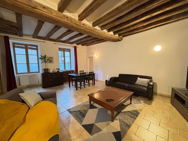 Maison restaurée. Confort, modernité et authenticité au coeur de Lasse Noyant-Villages