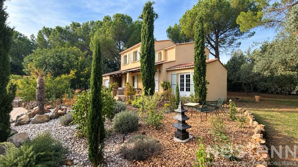 Maison de 157 m² à Saint Maximin La Sainte Baume, 4 chambres, piscine et terrasse sur 1816 m² de terrain.