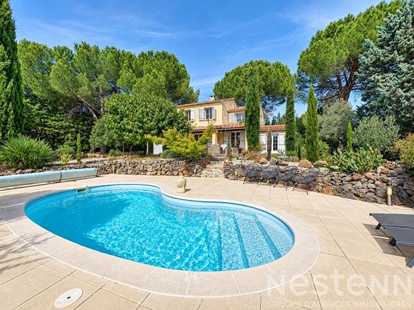 Maison de 157 m² à Saint Maximin La Sainte Baume, 4 chambres, piscine et terrasse sur 1816 m² de terrain.