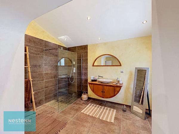 Maison de 157 m² à Saint Maximin La Sainte Baume, 4 chambres, piscine et terrasse sur 1816 m² de terrain.