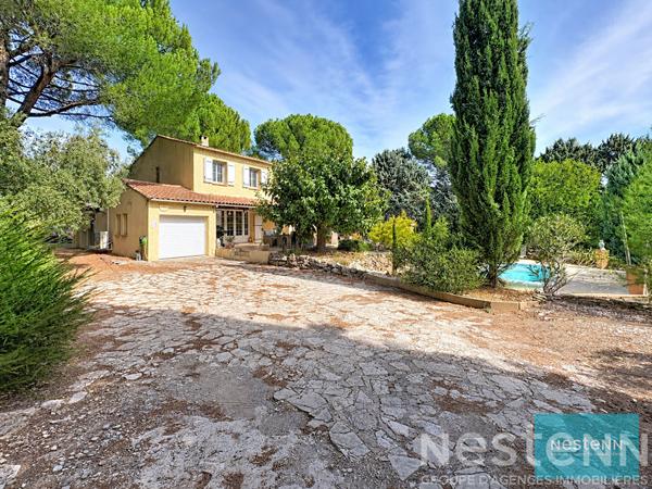 Maison de 157 m² à Saint Maximin La Sainte Baume, 4 chambres, piscine et terrasse sur 1816 m² de terrain.