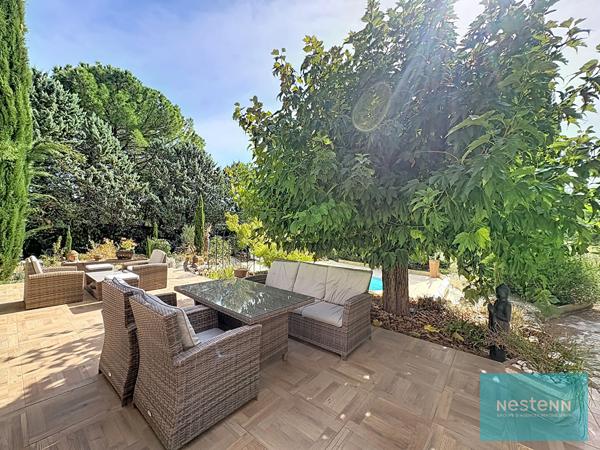 Maison de 157 m² à Saint Maximin La Sainte Baume, 4 chambres, piscine et terrasse sur 1816 m² de terrain.