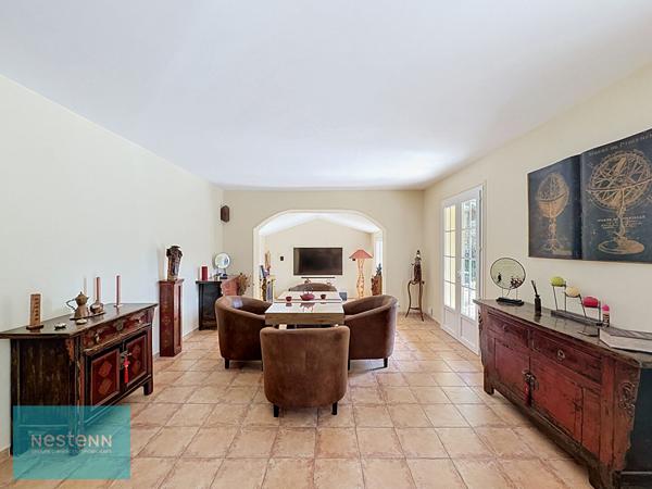 Maison de 157 m² à Saint Maximin La Sainte Baume, 4 chambres, piscine et terrasse sur 1816 m² de terrain.