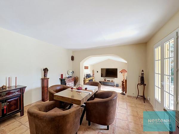 Maison de 157 m² à Saint Maximin La Sainte Baume, 4 chambres, piscine et terrasse sur 1816 m² de terrain.