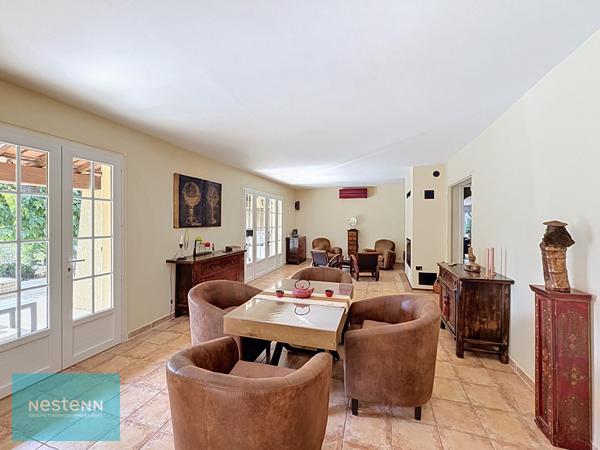 Maison de 157 m² à Saint Maximin La Sainte Baume, 4 chambres, piscine et terrasse sur 1816 m² de terrain.