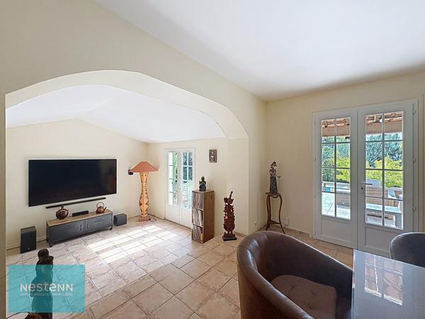 Maison de 157 m² à Saint Maximin La Sainte Baume, 4 chambres, piscine et terrasse sur 1816 m² de terrain.