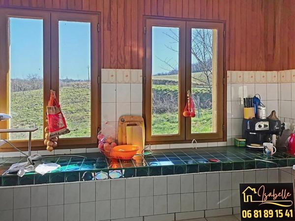 Maison individuelle avec jardin et terrain, mare, nature, garage, 3 chambres, cuisine séparée, véranda, grenier, stockage,