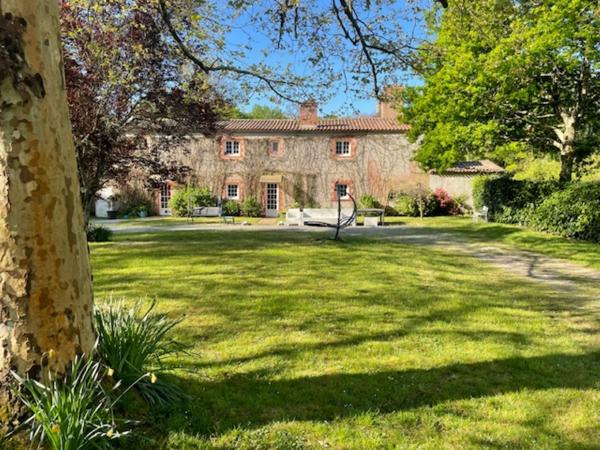 A VENDRE Propriété NANTES SUD avec Dépendances sur environ 2 hA 2