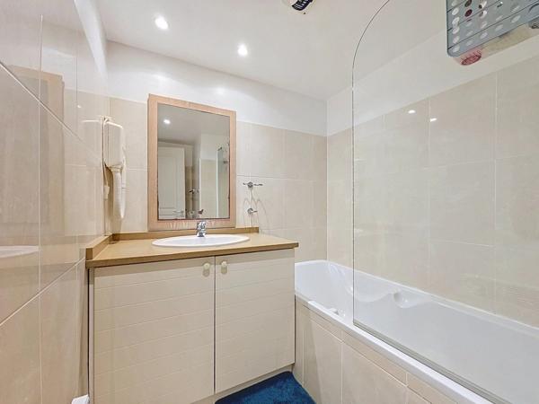Vente                                                      Appartement
                        
                     3 pièces                      45 m2                     à Cannes