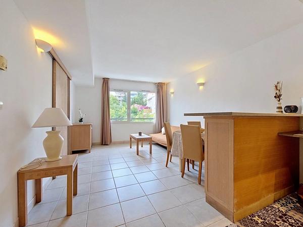 Vente                                                      Appartement
                        
                     3 pièces                      45 m2                     à Cannes