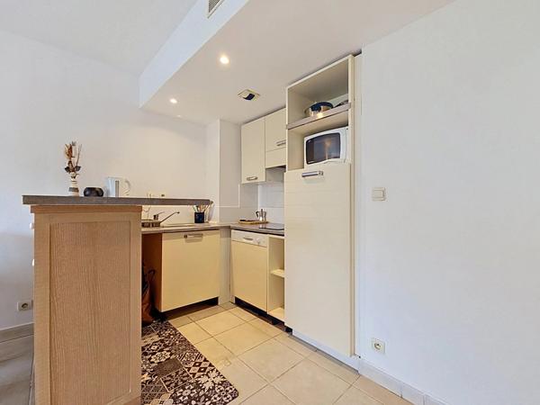 Vente                                                      Appartement
                        
                     3 pièces                      45 m2                     à Cannes