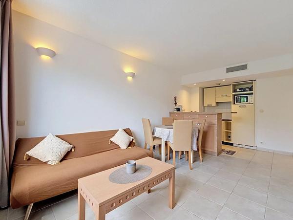 Vente                                                      Appartement
                        
                     3 pièces                      45 m2                     à Cannes