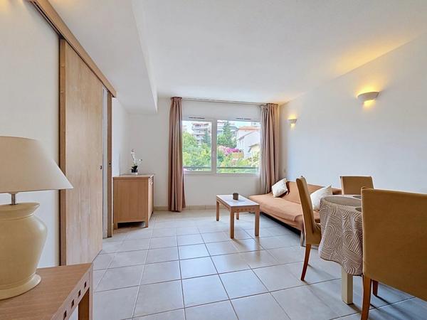 Vente                                                      Appartement
                        
                     3 pièces                      45 m2                     à Cannes