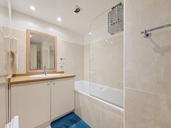 Vente                                                      Appartement
                        
                     3 pièces                      45 m2                     à Cannes