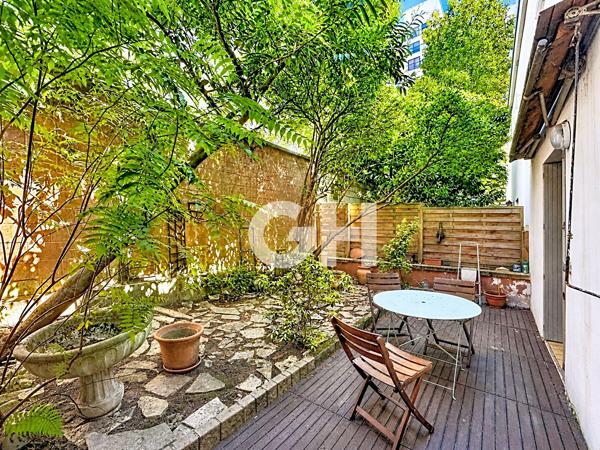 PROXIMITÉ NATION : 2 PIÈCES TRAVERSANT AVEC JARDIN PRIVATIF ET BOX