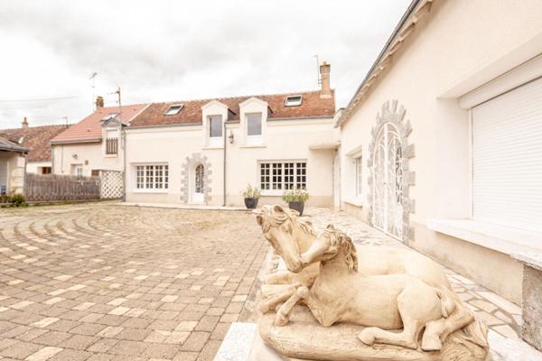 LIEUX UNIQUES ® - PROPRIÉTÉS PRIVÉES  PROPOSE TRÈS JOLI CORPS DE FERME RENOVÉ À THENAY (41350)