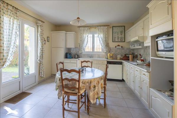 Maison à vendre |  Barbezieux-Saint-Hilaire |  7 pièces | 239 m²