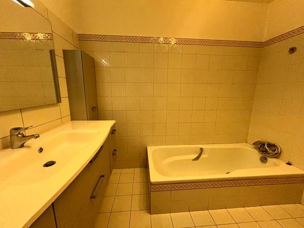 Grande maison de ville de 5 chambres  avec piscine et jardin agrémenté