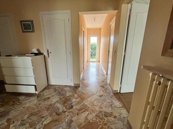 Grande maison de ville de 5 chambres  avec piscine et jardin agrémenté