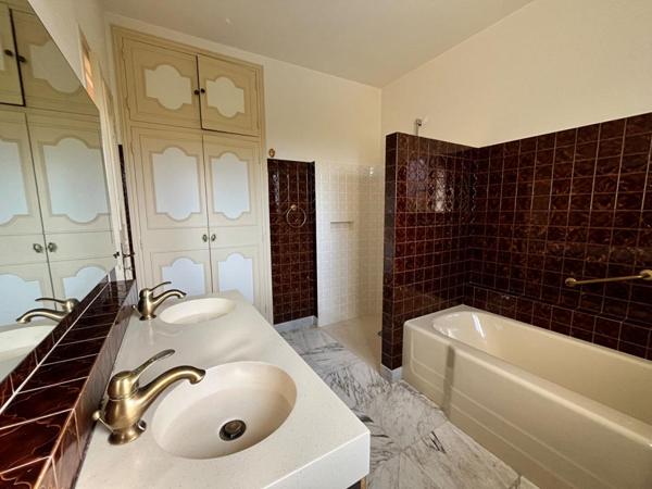 Grande maison de ville de 5 chambres  avec piscine et jardin agrémenté