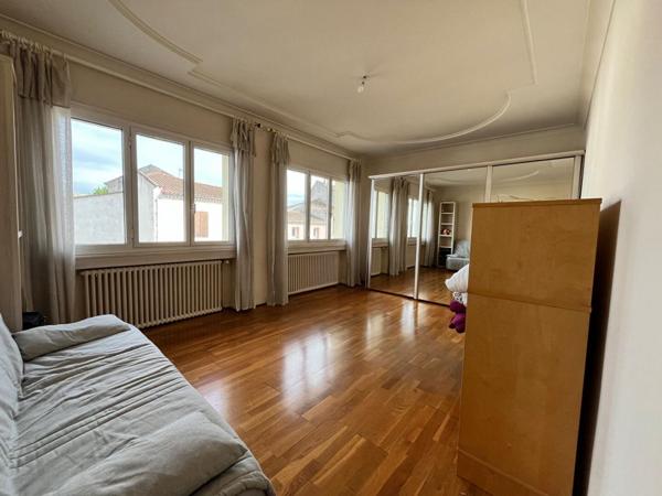 Grande maison de ville de 5 chambres  avec piscine et jardin agrémenté