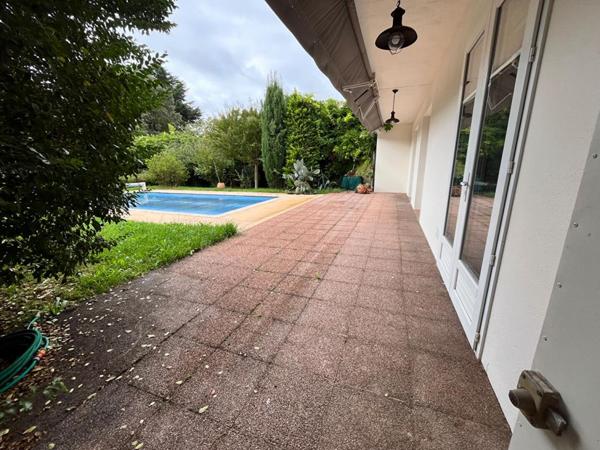 Grande maison de ville de 5 chambres  avec piscine et jardin agrémenté