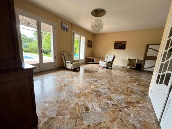 Grande maison de ville de 5 chambres  avec piscine et jardin agrémenté