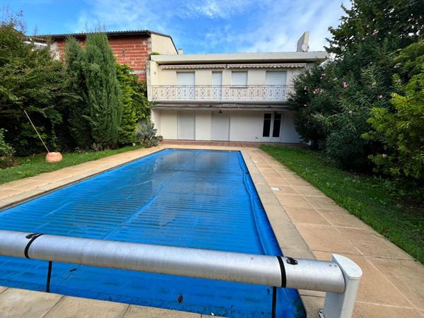 Grande maison de ville de 5 chambres  avec piscine et jardin agrémenté