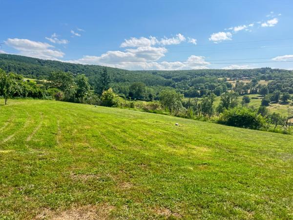 Maison en pierre atypique – proche Cluny – rénovation moderne, jardin et terrasse.