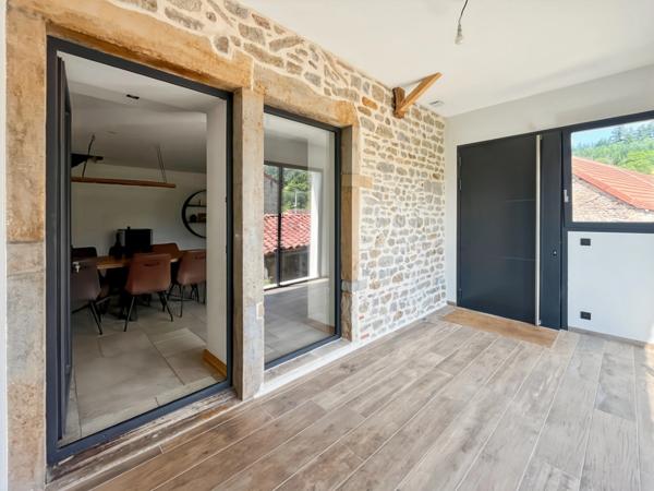 Maison en pierre atypique – proche Cluny – rénovation moderne, jardin et terrasse.