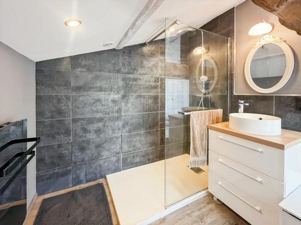 Maison en pierre atypique – proche Cluny – rénovation moderne, jardin et terrasse.