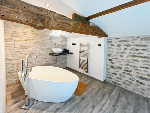 Maison en pierre atypique – proche Cluny – rénovation moderne, jardin et terrasse.