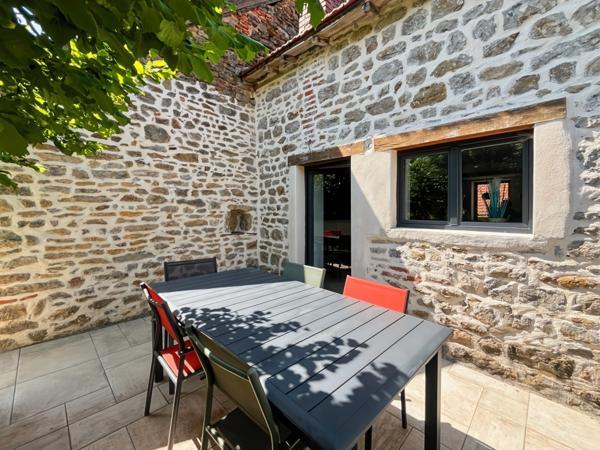 Maison en pierre atypique – proche Cluny – rénovation moderne, jardin et terrasse.