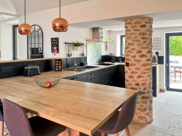 Maison en pierre atypique – proche Cluny – rénovation moderne, jardin et terrasse.