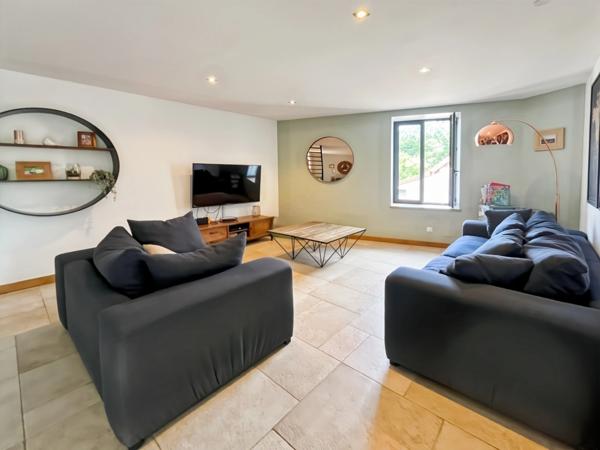 Maison en pierre atypique – proche Cluny – rénovation moderne, jardin et terrasse.