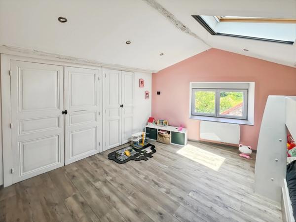 Maison en pierre atypique – proche Cluny – rénovation moderne, jardin et terrasse.