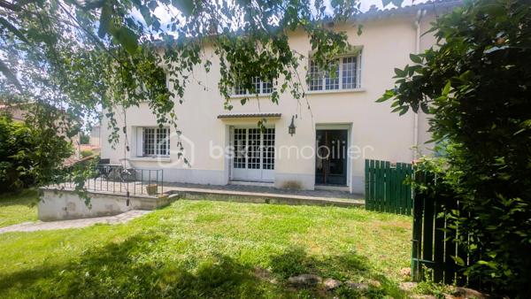 Au cœur du village de Fenioux, cette maison 145 m² habitables sur une parcelle de 650 m².

Le rez-de-chaussée comprend une entrée, une cuisine indépendante, un salon, une salle à manger, une buanderie, une salle d’eau.
À l’étage, 3 chambres, une salle de bain et un espace bureau sur le palier. 
La propriété bénéficie également de dépendances appréciables au quotidien : garage avec grenier, cave, atelier, chaufferie et préau.

La maison est raccordée au tout-à-l’égout et dispose de volumes confortables permettant d’envisager différents projets d’aménagement. 
L'accès à la maison se fait par une servitude dominante.
Son implantation en centre bourg permet d'accéder à pied à l'école maternelle et primaire, la bibliothèque, le bar-restaurant, le dépanneur électroménager, la prothésiste ongulaire, au marché hebdomadaire mais également aux producteurs locaux en voiture.

Des travaux de rénovation sont à prévoir, notamment en matière d’isolation et de remise au goût du jour de la décoration intérieure. 
Ces améliorations permettront de valoriser pleinement le potentiel de cette maison.

Situation géographique :
• Coulonges-sur-l’Autize à environ 10 minutes : commerces, collège, services médicaux et supermarchés
• Secondigny à environ 10 minutes: commerces, collège, services médicaux et supermarchés
• Champdeniers à environ 15 minutes: commerces, collège, services médicaux et supermarchés
• Parthenay à environ 25 minutes
• Niort à environ 35 minutes
• Poitiers à environ 1h15
• La Rochelle à environ 1h20

Le secteur de Fenioux est apprécié pour son cadre de vie paisible, ses paysages verdoyants et sa proximité avec plusieurs pôles économiques et touristiques.
À proximité :
• Marais Poitevin à environ 35 minutes
• Centre historique de Parthenay
• Futuroscope à environ 1h15
• La Rochelle et ses plages à environ 1h20

Cette maison peut convenir à une famille, à des primo-accédants souhaitant personnaliser leur futur logement, à un investisseur.

Pour plus d’informations ou organiser une visite, contactez moi.