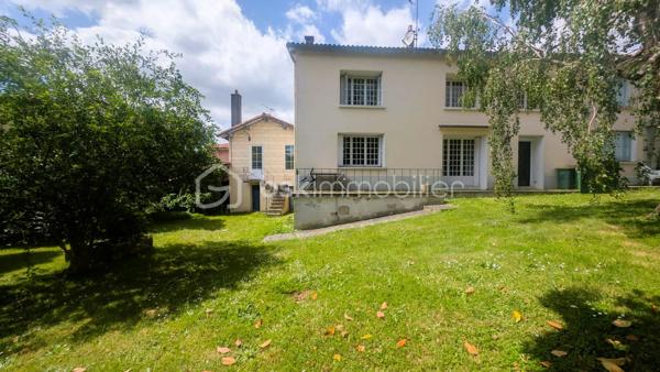 Au cœur du village de Fenioux, cette maison 145 m² habitables sur une parcelle de 650 m².

Le rez-de-chaussée comprend une entrée, une cuisine indépendante, un salon, une salle à manger, une buanderie, une salle d’eau.
À l’étage, 3 chambres, une salle de bain et un espace bureau sur le palier. 
La propriété bénéficie également de dépendances appréciables au quotidien : garage avec grenier, cave, atelier, chaufferie et préau.

La maison est raccordée au tout-à-l’égout et dispose de volumes confortables permettant d’envisager différents projets d’aménagement. 
L'accès à la maison se fait par une servitude dominante.
Son implantation en centre bourg permet d'accéder à pied à l'école maternelle et primaire, la bibliothèque, le bar-restaurant, le dépanneur électroménager, la prothésiste ongulaire, au marché hebdomadaire mais également aux producteurs locaux en voiture.

Des travaux de rénovation sont à prévoir, notamment en matière d’isolation et de remise au goût du jour de la décoration intérieure. 
Ces améliorations permettront de valoriser pleinement le potentiel de cette maison.

Situation géographique :
• Coulonges-sur-l’Autize à environ 10 minutes : commerces, collège, services médicaux et supermarchés
• Secondigny à environ 10 minutes: commerces, collège, services médicaux et supermarchés
• Champdeniers à environ 15 minutes: commerces, collège, services médicaux et supermarchés
• Parthenay à environ 25 minutes
• Niort à environ 35 minutes
• Poitiers à environ 1h15
• La Rochelle à environ 1h20

Le secteur de Fenioux est apprécié pour son cadre de vie paisible, ses paysages verdoyants et sa proximité avec plusieurs pôles économiques et touristiques.
À proximité :
• Marais Poitevin à environ 35 minutes
• Centre historique de Parthenay
• Futuroscope à environ 1h15
• La Rochelle et ses plages à environ 1h20

Cette maison peut convenir à une famille, à des primo-accédants souhaitant personnaliser leur futur logement, à un investisseur.

Pour plus d’informations ou organiser une visite, contactez moi.