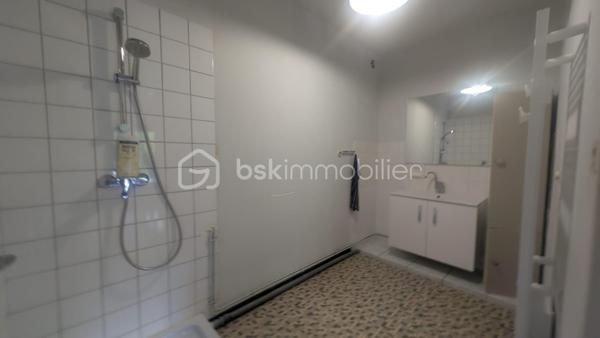Au cœur du village de Fenioux, cette maison 145 m² habitables sur une parcelle de 650 m².

Le rez-de-chaussée comprend une entrée, une cuisine indépendante, un salon, une salle à manger, une buanderie, une salle d’eau.
À l’étage, 3 chambres, une salle de bain et un espace bureau sur le palier. 
La propriété bénéficie également de dépendances appréciables au quotidien : garage avec grenier, cave, atelier, chaufferie et préau.

La maison est raccordée au tout-à-l’égout et dispose de volumes confortables permettant d’envisager différents projets d’aménagement. 
L'accès à la maison se fait par une servitude dominante.
Son implantation en centre bourg permet d'accéder à pied à l'école maternelle et primaire, la bibliothèque, le bar-restaurant, le dépanneur électroménager, la prothésiste ongulaire, au marché hebdomadaire mais également aux producteurs locaux en voiture.

Des travaux de rénovation sont à prévoir, notamment en matière d’isolation et de remise au goût du jour de la décoration intérieure. 
Ces améliorations permettront de valoriser pleinement le potentiel de cette maison.

Situation géographique :
• Coulonges-sur-l’Autize à environ 10 minutes : commerces, collège, services médicaux et supermarchés
• Secondigny à environ 10 minutes: commerces, collège, services médicaux et supermarchés
• Champdeniers à environ 15 minutes: commerces, collège, services médicaux et supermarchés
• Parthenay à environ 25 minutes
• Niort à environ 35 minutes
• Poitiers à environ 1h15
• La Rochelle à environ 1h20

Le secteur de Fenioux est apprécié pour son cadre de vie paisible, ses paysages verdoyants et sa proximité avec plusieurs pôles économiques et touristiques.
À proximité :
• Marais Poitevin à environ 35 minutes
• Centre historique de Parthenay
• Futuroscope à environ 1h15
• La Rochelle et ses plages à environ 1h20

Cette maison peut convenir à une famille, à des primo-accédants souhaitant personnaliser leur futur logement, à un investisseur.

Pour plus d’informations ou organiser une visite, contactez moi.