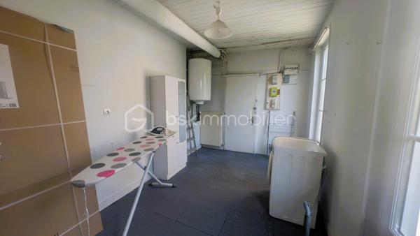 Au cœur du village de Fenioux, cette maison 145 m² habitables sur une parcelle de 650 m².

Le rez-de-chaussée comprend une entrée, une cuisine indépendante, un salon, une salle à manger, une buanderie, une salle d’eau.
À l’étage, 3 chambres, une salle de bain et un espace bureau sur le palier. 
La propriété bénéficie également de dépendances appréciables au quotidien : garage avec grenier, cave, atelier, chaufferie et préau.

La maison est raccordée au tout-à-l’égout et dispose de volumes confortables permettant d’envisager différents projets d’aménagement. 
L'accès à la maison se fait par une servitude dominante.
Son implantation en centre bourg permet d'accéder à pied à l'école maternelle et primaire, la bibliothèque, le bar-restaurant, le dépanneur électroménager, la prothésiste ongulaire, au marché hebdomadaire mais également aux producteurs locaux en voiture.

Des travaux de rénovation sont à prévoir, notamment en matière d’isolation et de remise au goût du jour de la décoration intérieure. 
Ces améliorations permettront de valoriser pleinement le potentiel de cette maison.

Situation géographique :
• Coulonges-sur-l’Autize à environ 10 minutes : commerces, collège, services médicaux et supermarchés
• Secondigny à environ 10 minutes: commerces, collège, services médicaux et supermarchés
• Champdeniers à environ 15 minutes: commerces, collège, services médicaux et supermarchés
• Parthenay à environ 25 minutes
• Niort à environ 35 minutes
• Poitiers à environ 1h15
• La Rochelle à environ 1h20

Le secteur de Fenioux est apprécié pour son cadre de vie paisible, ses paysages verdoyants et sa proximité avec plusieurs pôles économiques et touristiques.
À proximité :
• Marais Poitevin à environ 35 minutes
• Centre historique de Parthenay
• Futuroscope à environ 1h15
• La Rochelle et ses plages à environ 1h20

Cette maison peut convenir à une famille, à des primo-accédants souhaitant personnaliser leur futur logement, à un investisseur.

Pour plus d’informations ou organiser une visite, contactez moi.