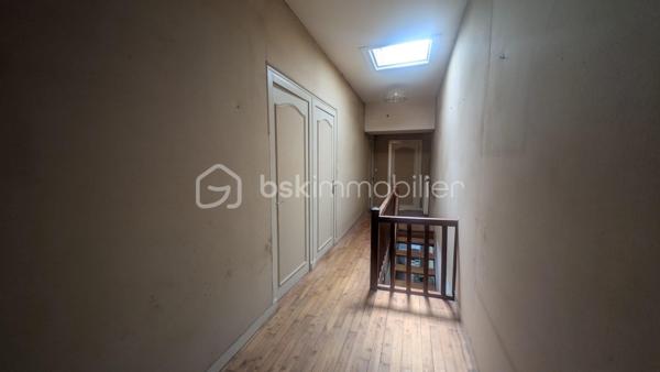 Au cœur du village de Fenioux, cette maison 145 m² habitables sur une parcelle de 650 m².

Le rez-de-chaussée comprend une entrée, une cuisine indépendante, un salon, une salle à manger, une buanderie, une salle d’eau.
À l’étage, 3 chambres, une salle de bain et un espace bureau sur le palier. 
La propriété bénéficie également de dépendances appréciables au quotidien : garage avec grenier, cave, atelier, chaufferie et préau.

La maison est raccordée au tout-à-l’égout et dispose de volumes confortables permettant d’envisager différents projets d’aménagement. 
L'accès à la maison se fait par une servitude dominante.
Son implantation en centre bourg permet d'accéder à pied à l'école maternelle et primaire, la bibliothèque, le bar-restaurant, le dépanneur électroménager, la prothésiste ongulaire, au marché hebdomadaire mais également aux producteurs locaux en voiture.

Des travaux de rénovation sont à prévoir, notamment en matière d’isolation et de remise au goût du jour de la décoration intérieure. 
Ces améliorations permettront de valoriser pleinement le potentiel de cette maison.

Situation géographique :
• Coulonges-sur-l’Autize à environ 10 minutes : commerces, collège, services médicaux et supermarchés
• Secondigny à environ 10 minutes: commerces, collège, services médicaux et supermarchés
• Champdeniers à environ 15 minutes: commerces, collège, services médicaux et supermarchés
• Parthenay à environ 25 minutes
• Niort à environ 35 minutes
• Poitiers à environ 1h15
• La Rochelle à environ 1h20

Le secteur de Fenioux est apprécié pour son cadre de vie paisible, ses paysages verdoyants et sa proximité avec plusieurs pôles économiques et touristiques.
À proximité :
• Marais Poitevin à environ 35 minutes
• Centre historique de Parthenay
• Futuroscope à environ 1h15
• La Rochelle et ses plages à environ 1h20

Cette maison peut convenir à une famille, à des primo-accédants souhaitant personnaliser leur futur logement, à un investisseur.

Pour plus d’informations ou organiser une visite, contactez moi.