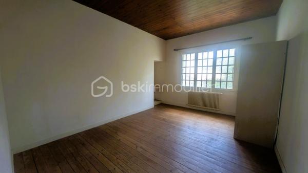 Au cœur du village de Fenioux, cette maison 145 m² habitables sur une parcelle de 650 m².

Le rez-de-chaussée comprend une entrée, une cuisine indépendante, un salon, une salle à manger, une buanderie, une salle d’eau.
À l’étage, 3 chambres, une salle de bain et un espace bureau sur le palier. 
La propriété bénéficie également de dépendances appréciables au quotidien : garage avec grenier, cave, atelier, chaufferie et préau.

La maison est raccordée au tout-à-l’égout et dispose de volumes confortables permettant d’envisager différents projets d’aménagement. 
L'accès à la maison se fait par une servitude dominante.
Son implantation en centre bourg permet d'accéder à pied à l'école maternelle et primaire, la bibliothèque, le bar-restaurant, le dépanneur électroménager, la prothésiste ongulaire, au marché hebdomadaire mais également aux producteurs locaux en voiture.

Des travaux de rénovation sont à prévoir, notamment en matière d’isolation et de remise au goût du jour de la décoration intérieure. 
Ces améliorations permettront de valoriser pleinement le potentiel de cette maison.

Situation géographique :
• Coulonges-sur-l’Autize à environ 10 minutes : commerces, collège, services médicaux et supermarchés
• Secondigny à environ 10 minutes: commerces, collège, services médicaux et supermarchés
• Champdeniers à environ 15 minutes: commerces, collège, services médicaux et supermarchés
• Parthenay à environ 25 minutes
• Niort à environ 35 minutes
• Poitiers à environ 1h15
• La Rochelle à environ 1h20

Le secteur de Fenioux est apprécié pour son cadre de vie paisible, ses paysages verdoyants et sa proximité avec plusieurs pôles économiques et touristiques.
À proximité :
• Marais Poitevin à environ 35 minutes
• Centre historique de Parthenay
• Futuroscope à environ 1h15
• La Rochelle et ses plages à environ 1h20

Cette maison peut convenir à une famille, à des primo-accédants souhaitant personnaliser leur futur logement, à un investisseur.

Pour plus d’informations ou organiser une visite, contactez moi.