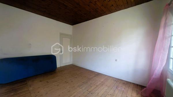 Au cœur du village de Fenioux, cette maison 145 m² habitables sur une parcelle de 650 m².

Le rez-de-chaussée comprend une entrée, une cuisine indépendante, un salon, une salle à manger, une buanderie, une salle d’eau.
À l’étage, 3 chambres, une salle de bain et un espace bureau sur le palier. 
La propriété bénéficie également de dépendances appréciables au quotidien : garage avec grenier, cave, atelier, chaufferie et préau.

La maison est raccordée au tout-à-l’égout et dispose de volumes confortables permettant d’envisager différents projets d’aménagement. 
L'accès à la maison se fait par une servitude dominante.
Son implantation en centre bourg permet d'accéder à pied à l'école maternelle et primaire, la bibliothèque, le bar-restaurant, le dépanneur électroménager, la prothésiste ongulaire, au marché hebdomadaire mais également aux producteurs locaux en voiture.

Des travaux de rénovation sont à prévoir, notamment en matière d’isolation et de remise au goût du jour de la décoration intérieure. 
Ces améliorations permettront de valoriser pleinement le potentiel de cette maison.

Situation géographique :
• Coulonges-sur-l’Autize à environ 10 minutes : commerces, collège, services médicaux et supermarchés
• Secondigny à environ 10 minutes: commerces, collège, services médicaux et supermarchés
• Champdeniers à environ 15 minutes: commerces, collège, services médicaux et supermarchés
• Parthenay à environ 25 minutes
• Niort à environ 35 minutes
• Poitiers à environ 1h15
• La Rochelle à environ 1h20

Le secteur de Fenioux est apprécié pour son cadre de vie paisible, ses paysages verdoyants et sa proximité avec plusieurs pôles économiques et touristiques.
À proximité :
• Marais Poitevin à environ 35 minutes
• Centre historique de Parthenay
• Futuroscope à environ 1h15
• La Rochelle et ses plages à environ 1h20

Cette maison peut convenir à une famille, à des primo-accédants souhaitant personnaliser leur futur logement, à un investisseur.

Pour plus d’informations ou organiser une visite, contactez moi.