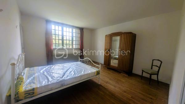 Au cœur du village de Fenioux, cette maison 145 m² habitables sur une parcelle de 650 m².

Le rez-de-chaussée comprend une entrée, une cuisine indépendante, un salon, une salle à manger, une buanderie, une salle d’eau.
À l’étage, 3 chambres, une salle de bain et un espace bureau sur le palier. 
La propriété bénéficie également de dépendances appréciables au quotidien : garage avec grenier, cave, atelier, chaufferie et préau.

La maison est raccordée au tout-à-l’égout et dispose de volumes confortables permettant d’envisager différents projets d’aménagement. 
L'accès à la maison se fait par une servitude dominante.
Son implantation en centre bourg permet d'accéder à pied à l'école maternelle et primaire, la bibliothèque, le bar-restaurant, le dépanneur électroménager, la prothésiste ongulaire, au marché hebdomadaire mais également aux producteurs locaux en voiture.

Des travaux de rénovation sont à prévoir, notamment en matière d’isolation et de remise au goût du jour de la décoration intérieure. 
Ces améliorations permettront de valoriser pleinement le potentiel de cette maison.

Situation géographique :
• Coulonges-sur-l’Autize à environ 10 minutes : commerces, collège, services médicaux et supermarchés
• Secondigny à environ 10 minutes: commerces, collège, services médicaux et supermarchés
• Champdeniers à environ 15 minutes: commerces, collège, services médicaux et supermarchés
• Parthenay à environ 25 minutes
• Niort à environ 35 minutes
• Poitiers à environ 1h15
• La Rochelle à environ 1h20

Le secteur de Fenioux est apprécié pour son cadre de vie paisible, ses paysages verdoyants et sa proximité avec plusieurs pôles économiques et touristiques.
À proximité :
• Marais Poitevin à environ 35 minutes
• Centre historique de Parthenay
• Futuroscope à environ 1h15
• La Rochelle et ses plages à environ 1h20

Cette maison peut convenir à une famille, à des primo-accédants souhaitant personnaliser leur futur logement, à un investisseur.

Pour plus d’informations ou organiser une visite, contactez moi.
