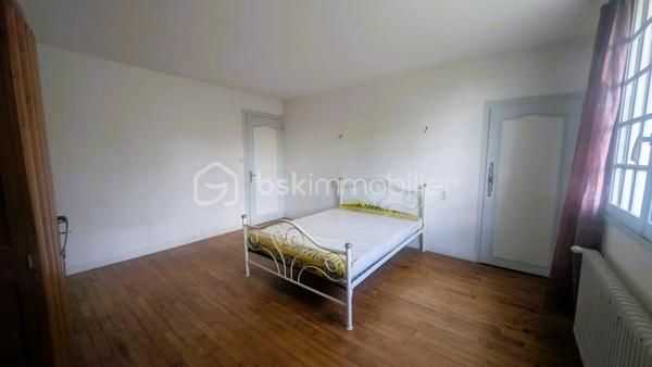 Au cœur du village de Fenioux, cette maison 145 m² habitables sur une parcelle de 650 m².

Le rez-de-chaussée comprend une entrée, une cuisine indépendante, un salon, une salle à manger, une buanderie, une salle d’eau.
À l’étage, 3 chambres, une salle de bain et un espace bureau sur le palier. 
La propriété bénéficie également de dépendances appréciables au quotidien : garage avec grenier, cave, atelier, chaufferie et préau.

La maison est raccordée au tout-à-l’égout et dispose de volumes confortables permettant d’envisager différents projets d’aménagement. 
L'accès à la maison se fait par une servitude dominante.
Son implantation en centre bourg permet d'accéder à pied à l'école maternelle et primaire, la bibliothèque, le bar-restaurant, le dépanneur électroménager, la prothésiste ongulaire, au marché hebdomadaire mais également aux producteurs locaux en voiture.

Des travaux de rénovation sont à prévoir, notamment en matière d’isolation et de remise au goût du jour de la décoration intérieure. 
Ces améliorations permettront de valoriser pleinement le potentiel de cette maison.

Situation géographique :
• Coulonges-sur-l’Autize à environ 10 minutes : commerces, collège, services médicaux et supermarchés
• Secondigny à environ 10 minutes: commerces, collège, services médicaux et supermarchés
• Champdeniers à environ 15 minutes: commerces, collège, services médicaux et supermarchés
• Parthenay à environ 25 minutes
• Niort à environ 35 minutes
• Poitiers à environ 1h15
• La Rochelle à environ 1h20

Le secteur de Fenioux est apprécié pour son cadre de vie paisible, ses paysages verdoyants et sa proximité avec plusieurs pôles économiques et touristiques.
À proximité :
• Marais Poitevin à environ 35 minutes
• Centre historique de Parthenay
• Futuroscope à environ 1h15
• La Rochelle et ses plages à environ 1h20

Cette maison peut convenir à une famille, à des primo-accédants souhaitant personnaliser leur futur logement, à un investisseur.

Pour plus d’informations ou organiser une visite, contactez moi.